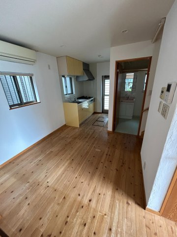 宮町戸建の居間・リビング