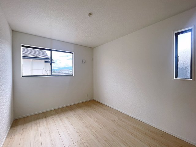新築戸建・新築建売　福島市南沢又第21　清水小学校・清水中学校の洋室|6帖の洋室は自然光が長時間入る2面採光で明るく気持ちの良いプライベート空間です！