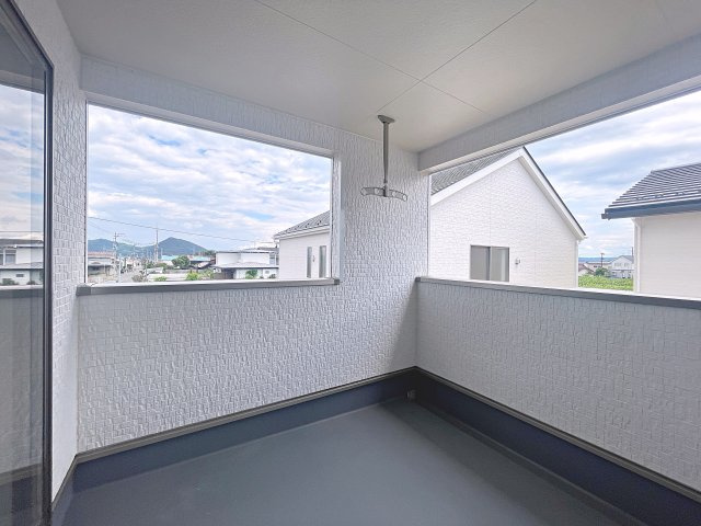 新築戸建・新築建売　福島市南沢又第21　清水小学校・清水中学校のバルコニー|天候の急な変化にも柔軟に対応できる快適なインナーバルコニー！