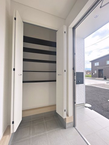 新築戸建・新築建売　福島市南沢又第21　清水小学校・清水中学校の収納|大容量のシューズボックスがあり収納豊富な玄関スペース。