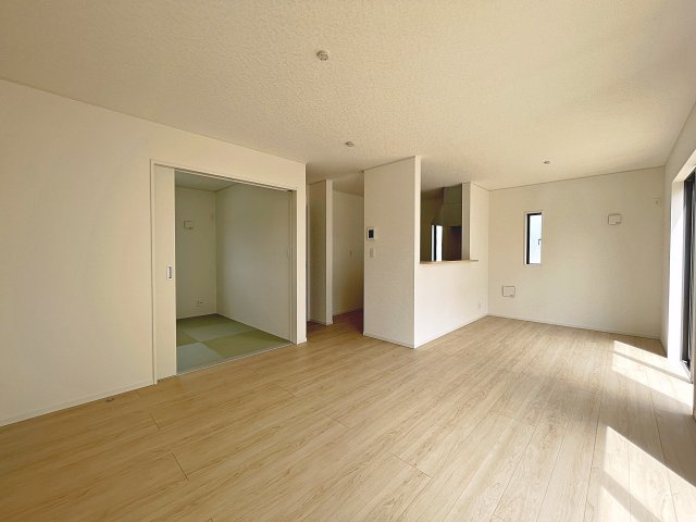 新築戸建・新築建売　福島市南沢又第21　清水小学校・清水中学校の居間・リビング|16帖のLDKは隣の5.2帖の戸を開け放つと21.2帖の開放的な空間へ！