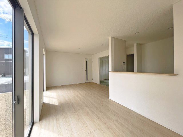 新築戸建・新築建売　福島市南沢又第21　清水小学校・清水中学校の居間・リビング|キッチンの前にダイニングテーブルを設置すれば、お料理の配膳もスムーズです！