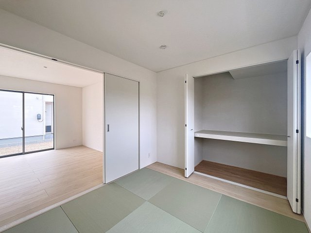 新築戸建・新築建売　福島市南沢又第21　清水小学校・清水中学校の和室|畳のぬくもりが心地いい和室。リビングから見守ることができ、お子様のお昼寝や遊び場に最適です！