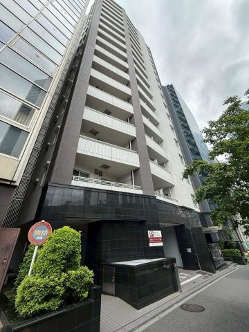 プライア渋谷の外観|渋谷駅徒歩２分という利便性を享受しながらも、ホテルライクなエントランスアプローチが住まう方を迎えます。都心の中心に位置しながら、品格と存在感を兼ね備えたレジデンスです。