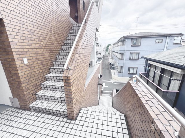 アライビルのロビー|階段です