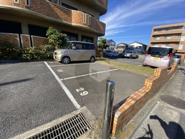 フローリッシュ北田の駐車場