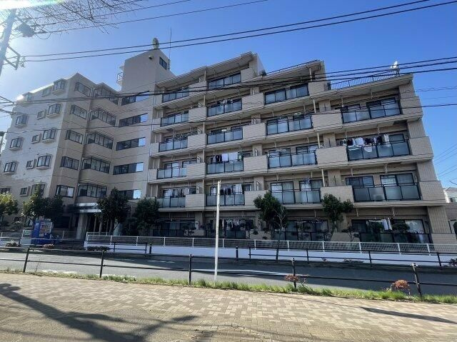 サンパーク三園の外観