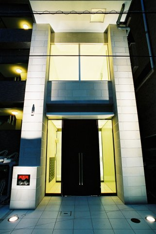 W.O.B ROKKOHMICHI（ウォブ六甲道）のエントランス