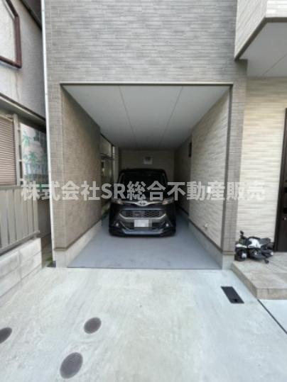 南鴻池町2丁目中古戸建の駐車場|お車をお持ちの方には必要な駐車場はビルトインガレージです！自転車・バイクを置くスペースもございます！
