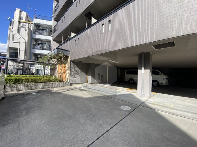 リュミエールイーストの駐車場