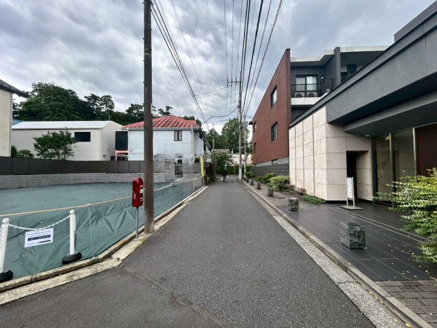 武蔵野市御殿山　建築条件なし売地の前面道路含む現地写真