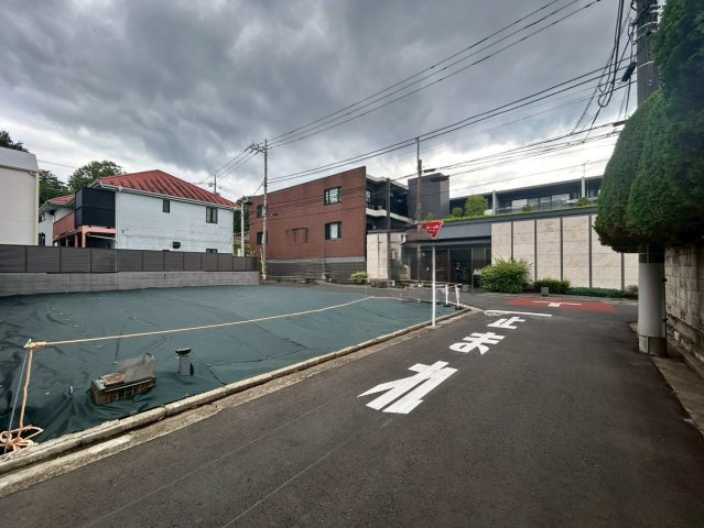 武蔵野市御殿山　建築条件なし売地の前面道路含む現地写真