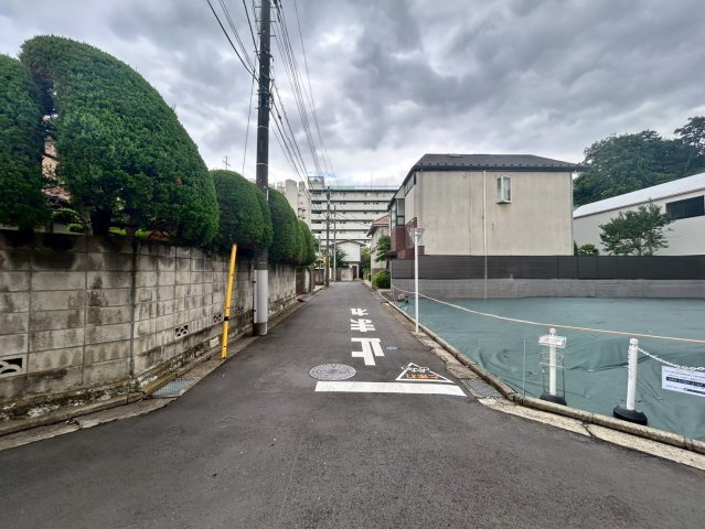 武蔵野市御殿山　建築条件なし売地の前面道路含む現地写真