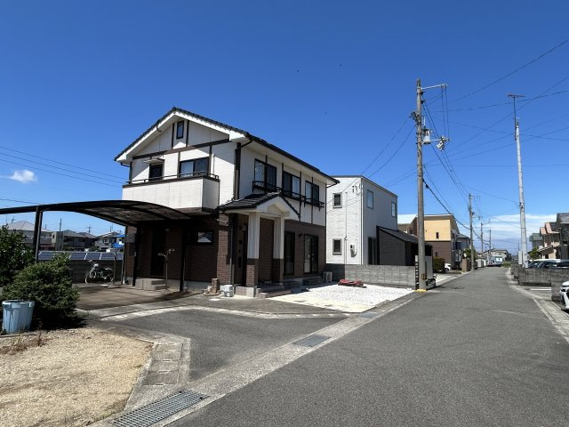 小松島市大林町字金岡太陽光付き中古戸建の前面道路含む現地写真