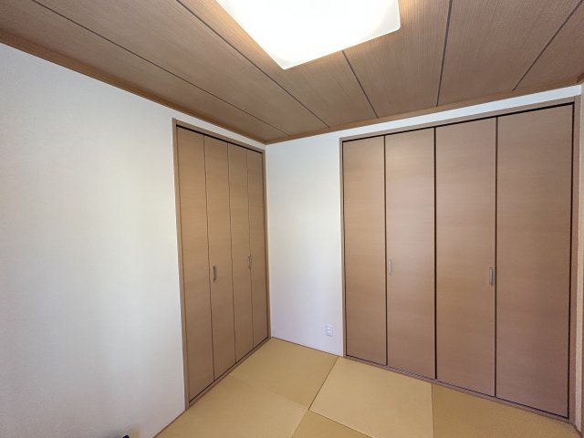 小松島市大林町字金岡太陽光付き中古戸建の前面道路含む現地写真