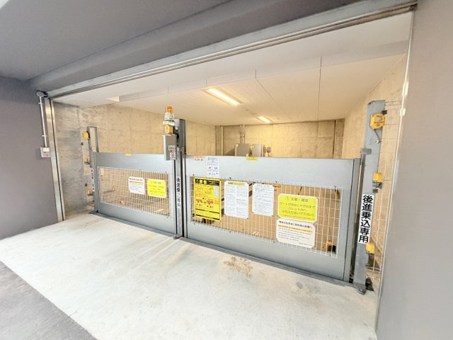 セレニテ神戸元町クレアの駐車場