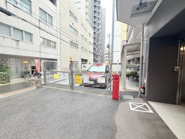 セレニテ神戸元町クレアの駐車場