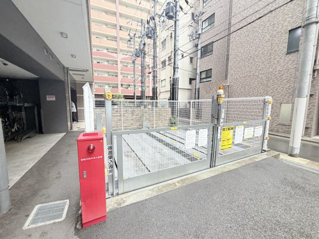 セレニテ神戸元町クレアの駐車場