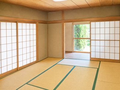 【和室】 | ◆戸塚区戸塚町　中古戸建◆ | ◆リビングと同じ階にもう一部屋配置。来客時の客間として利用できますし、リモートワーク部屋としても利用可能です。
