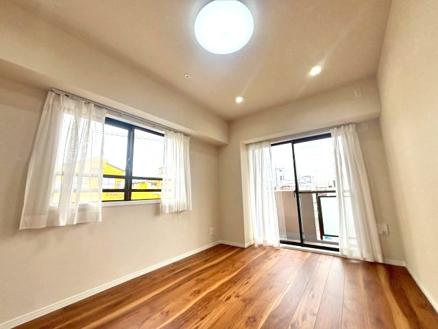 ライオンズマンション船堀親水公園の洋室|自然光が心地よく入る、落ち着きあるプライベート空間。
