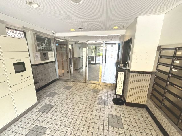 ライオンズマンション船堀親水公園のエントランス|エントランスや共用部に防犯カメラを設置。防犯面に配慮されたマンションです。