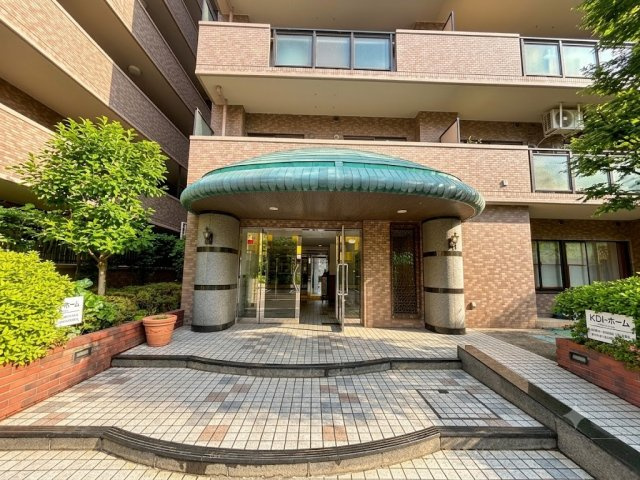 ライオンズマンション船堀親水公園のエントランス|管理の行き届いた美しいエントランスが住まいの品格を演出。