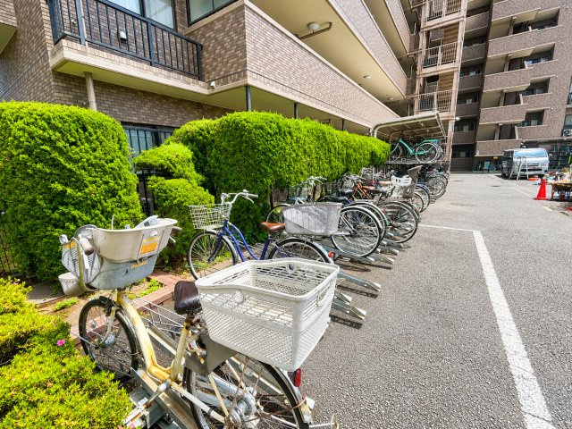 ライオンズマンション船堀親水公園の駐輪場|毎日の移動手段をしっかりサポートする、便利な敷地内駐輪場を備えています。