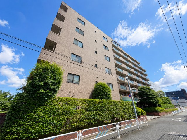 ライオンズマンション船堀親水公園の外観|青空に映える洗練された佇まい。帰るたびに誇らしさを感じる住まいです。