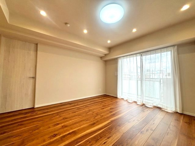 ライオンズマンション船堀親水公園の居間・リビング|ナチュラルな色合いが心地よく、毎日の時間を穏やかに彩ります。