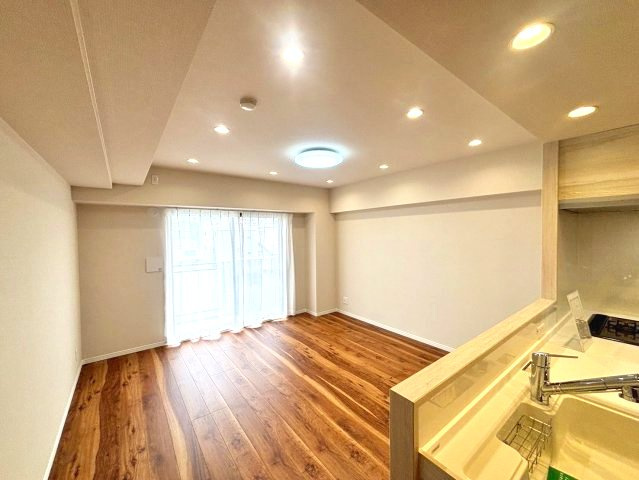 ライオンズマンション船堀親水公園の居間・リビング|「ただいま」の瞬間にほっと落ち着ける、温もりある空間です。