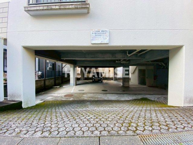 ハイツ小峰の駐車場