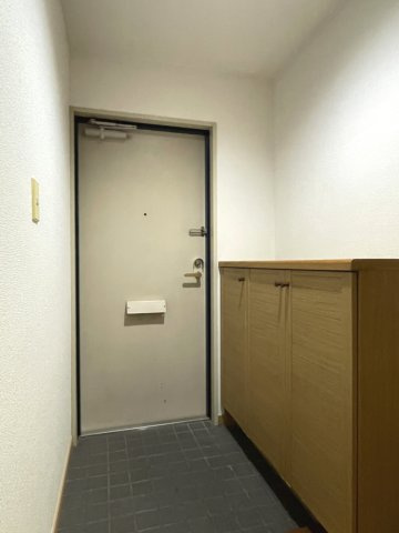 サーパスタウン大町三番館の玄関|玄関の収納棚の上のスペースは、観葉植物や小物のディスプレイもできます！