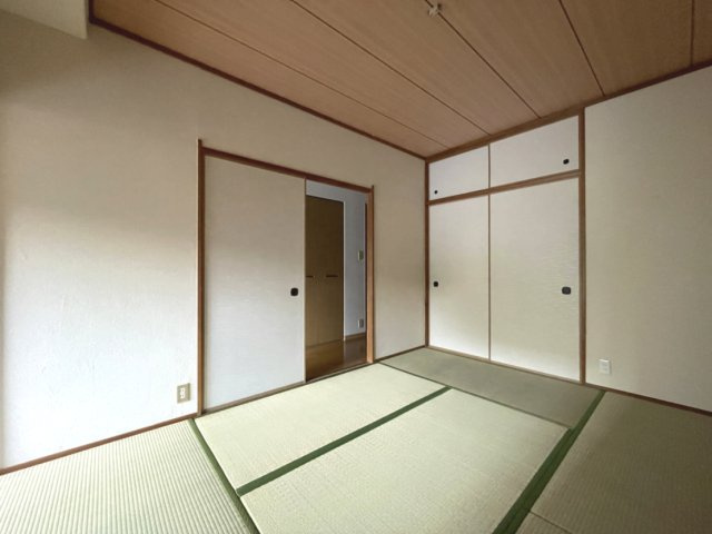 サーパスタウン大町三番館の和室|和室では、座ったり寝転んだりしてリラックスできます！