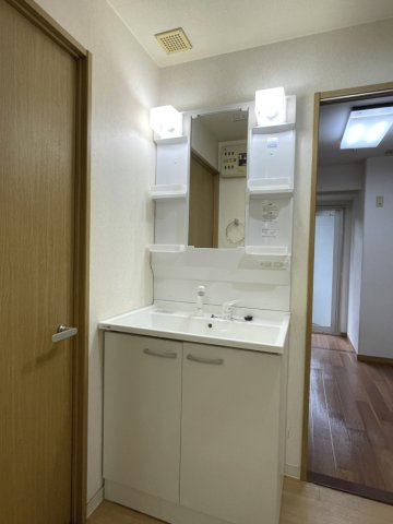 サーパスタウン大町三番館の独立洗面台|独立洗面台は新品交換されています！コンセント付きで、ドライヤーや電動歯ブラシも使いやすい仕様です！