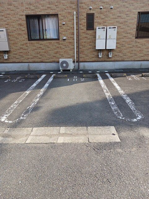 ビクトリア弐番館の駐車場|駐車スペースもあります☆