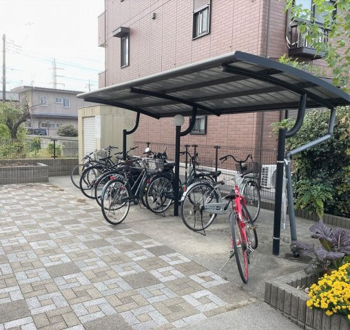 レオパレスシティーＥのその他|屋根付き駐輪場完備