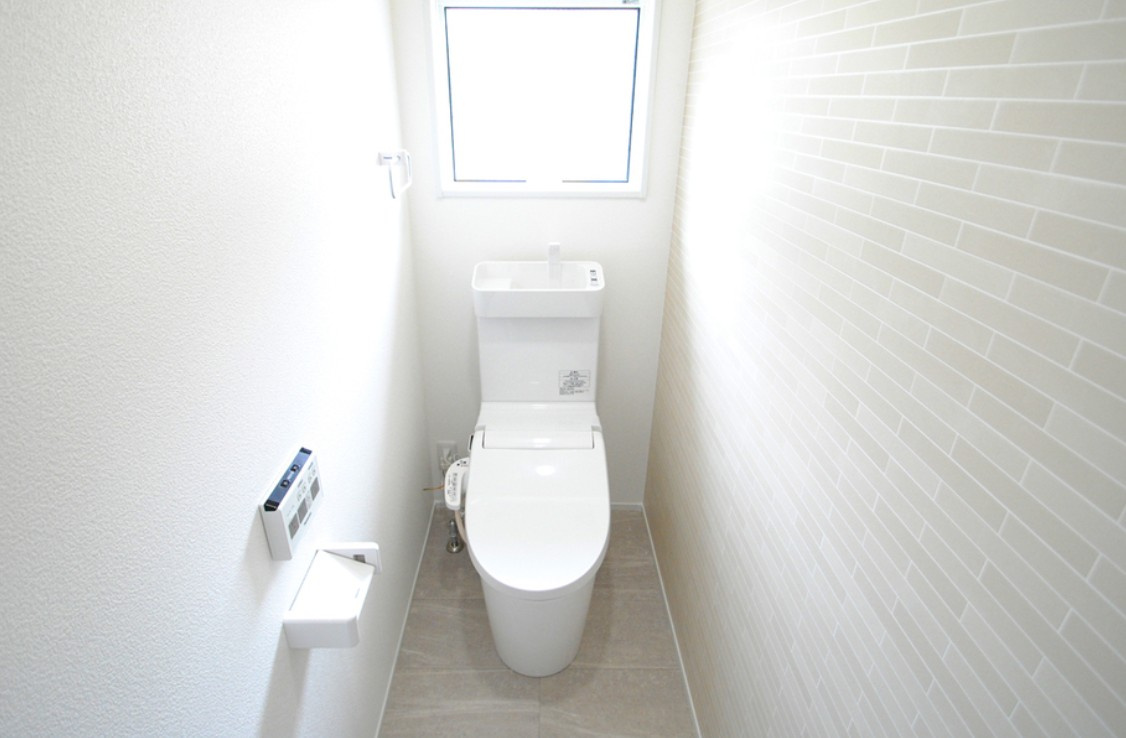 長野市松代町松代　中古戸建のトイレ|トイレはウォシュレット付きです。