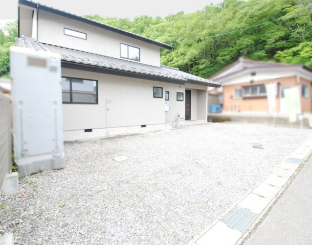 長野市松代町松代　中古戸建の駐車場|カースペースは車種にもよりますがお車3台駐車可能です。