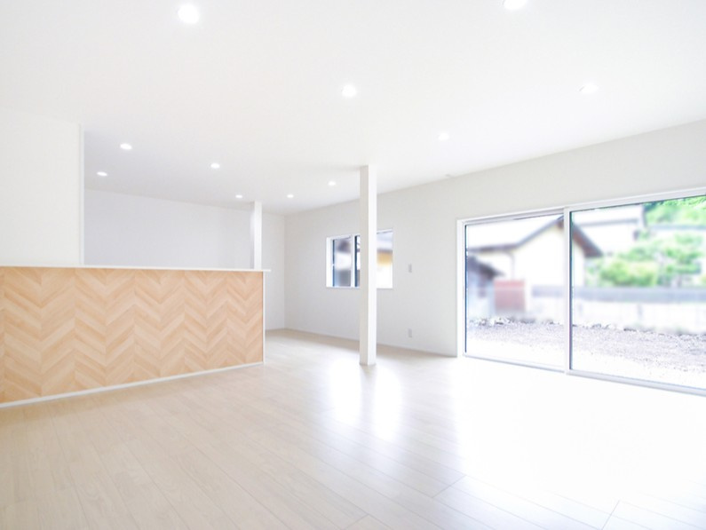 長野市松代町松代　中古戸建の居間・リビング|LDKは約21帖と広々、ご家族揃ってお寛ぎいただけます。