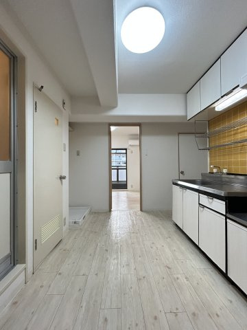 大阪市中央区高津３丁目の賃貸マンションの居間・リビング