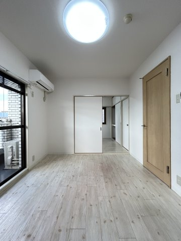 大阪市中央区高津３丁目の賃貸マンションの居間・リビング