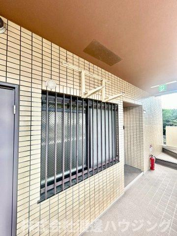 フレール江坂のその他共用部分|玄関側の洋室にもエアコン設置可能