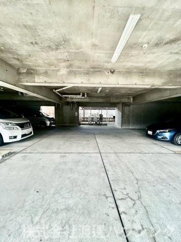 フレール江坂の駐車場