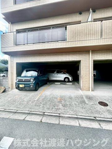 フレール江坂の駐車場
