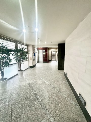 アスリート江坂2番館のエントランス