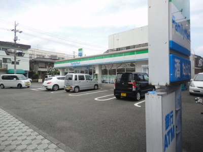 ファミリーマート北野駅前通り店 152m