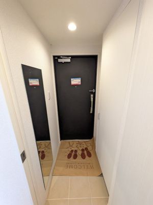 玄関スペースに鏡が付いています