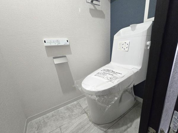 アドヴァンス鶴見アネックスのトイレ|清潔感のある内装のすっきりとしたデザインのトイレです。
水周りが綺麗だと安心ですね。
