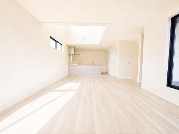 横浜市緑区いぶき野の新築一戸建の居間・リビング|自慢したくなるリビング！
形も良く家具の配置にも困りません。