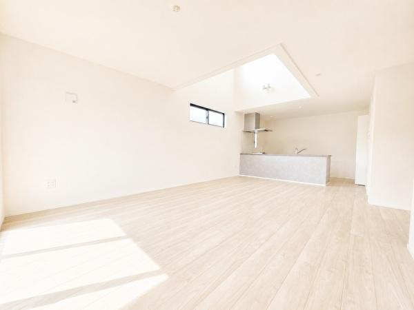 横浜市緑区いぶき野の新築一戸建の居間・リビング|吹抜けがある明るいリビング♪
解放感がありのびのび生活できます！